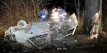 Na Karlovarsku včera v noci uhořel mladý muž v autě