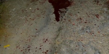 Během močení ho zbili, zkopali a pak okradli