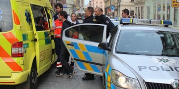 Muž zbil dvě dívky