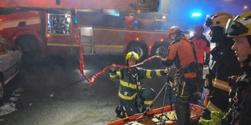 Žena vyskočila z okna a dopadla na střechu kotelny