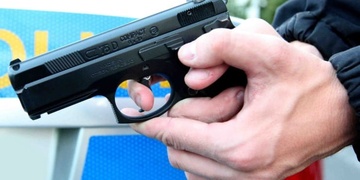 Muž se pokusil policistovi vzít zbraň