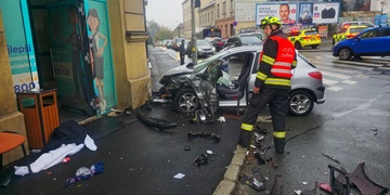 Další vážná nehoda, záchranné složky se musely postarat o tři dospělé a tři děti