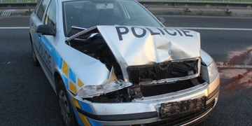 Policisté, přepravující zadrženého, havarovali na D5