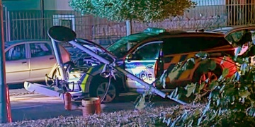 Policejní vůz narazil do sloupu veřejného osvětlení