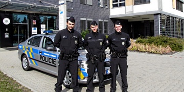 Policisté zachránili z šachty dvouletého chlapce