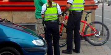 Neznámý muž zachránil ženě ukradené elektrokolo