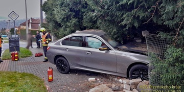 Auto vyjelo ze silnice a prorazilo plot