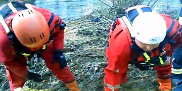 Záchrana tonoucího muže z řeky