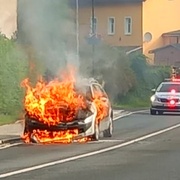 Auto začalo za jízdy hořet