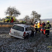 Auto letělo do pole