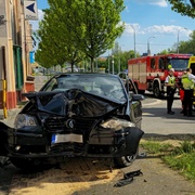 Opilý řidič naboural do domu a zranil svojí malou dcerku