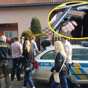 Obchodník se zbraněmi přespal v cele a dnes ho čekala domovní prohlídka