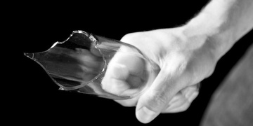 Útočník vrazil muži střep z lahve do břicha