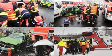 Vážná dopravní nehoda, hasiči museli jednoho ze zraněných z vraku vystříhat