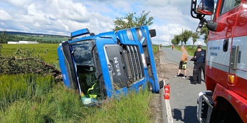 Nákladní vůz přepravující zeminu vjel do příkopu a převrátil se na bok