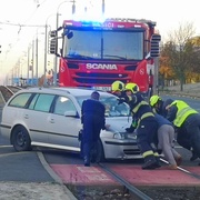 Auto v kolejišti