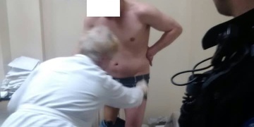 Strážníci byli napadeni protézou