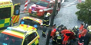 Dva vozy mezi sebou slisovaly dívku