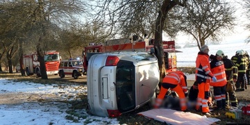 Ženu museli vyprostit z převráceného vozu