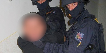 Téměř třicetkrát trestaný recidivista vyhrožoval pětasedmdesátileté ženě zastřelením či vyhozením z okna