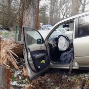 Po střetu se stromem byl muž transportován do nemocnice