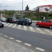 Střet tří aut v Borské ulici řeší policisté