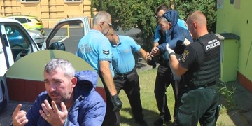 "Asi je mrtvý, z odpadků mu koukají jen nohy!"