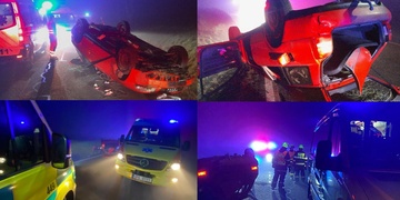 Auto se několikrát převrátilo a skončilo na střeše