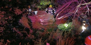 Mladý řidič vyletěl s vozem ze silnice a skončil více než padesát metrů od ní