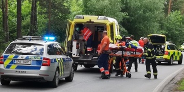 Po nehodě zůstal mladý motorkář zaklíněný pod svodidly