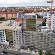 Při pádu z lešení utrpěl velmi vážná zranění