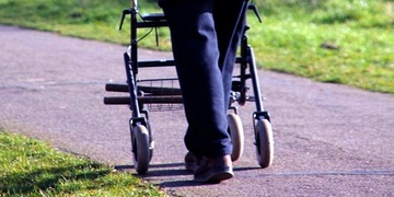 Okradli stařečka o chodítko