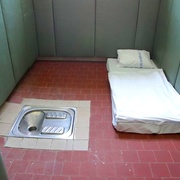Muž, který obtěžoval děti u nádraží, byl nedobrovolně umístěn na uzavřené oddělení psychiatrie