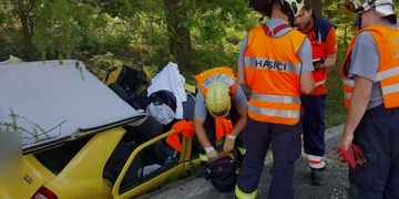 Při střetu dvou vozů zemřela žena a bylo zraněno dítě