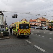 Střet vozů na Klatovské, zasahují zde všechny složky IZS