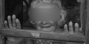 Vlastní syn okradl 74letou maminku o byt