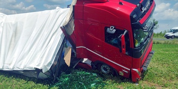 Kamion náklad lahví nedovezl