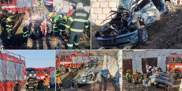 Vlak auto doslova smetl a zahodil několik metrů daleko