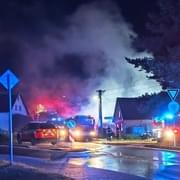U nočního požáru zasahovalo devět jednotek hasičů, zásah stále probíhá