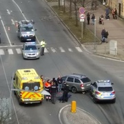 Auto na přechodu usmrtilo chodce, další dva lidé jsou zranění