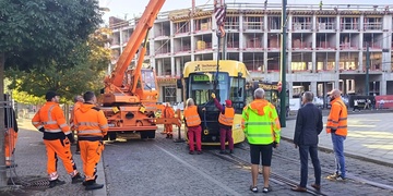 Během střetu dvou tramvají byla zraněna cestující a následně poté ještě třetí tramvaj vykolejila