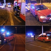 Auto po smyku skončilo v kolejišti