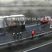 Požáru kamionu uzavřel dálnici D5 na Prahu