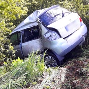 Žena s vozem narazila do stromu a skončila v nemocnici