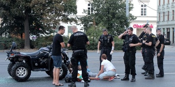 Muž na čtyřkolce v plné rychlosti vletěl do kufru vozidla před ním