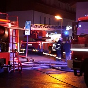 Požár zničil byty i střechu budovy, o bydlení přišlo 15 lidí