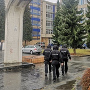 Kvůli úniku neznámé látky evakuovali celou třídu