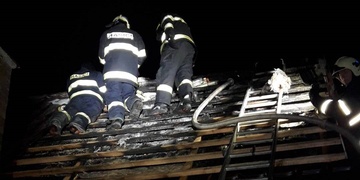 Pro dohašení museli rozebrat střechu