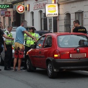 Muž skočil za jízdy na auto a přebehl po něm