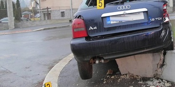 Zcela opilá dívka bez řidičáku zdemolovala auto i plot